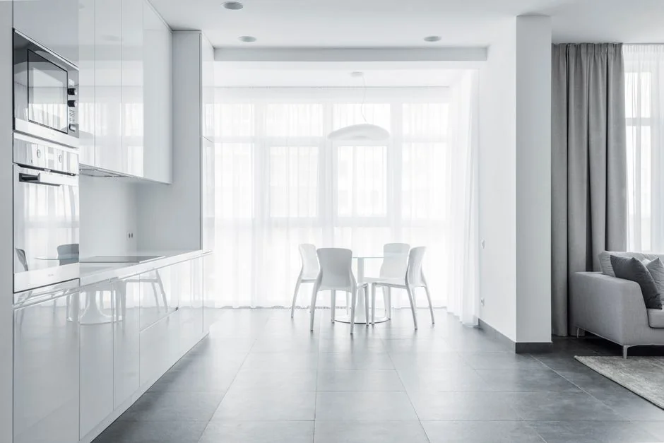 why-choose-us Une personne désinfecte un espace de travail par fumigation, équipée d’une protection complète pour sa sécurité.